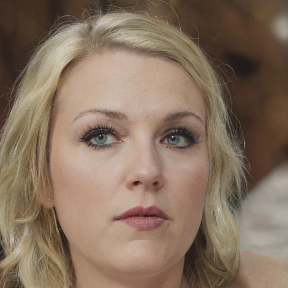 Ingenieurin arbeitet an KI-Robotik-Projekten