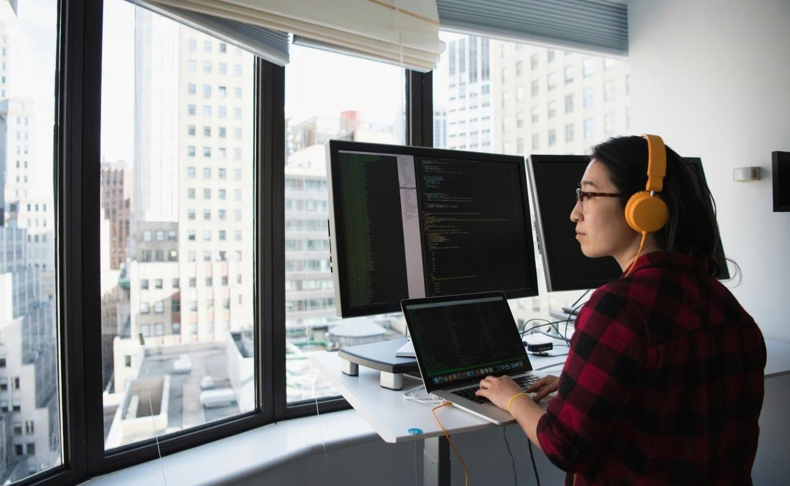 Teammitglieder bei der Konfiguration eines Robotersystems